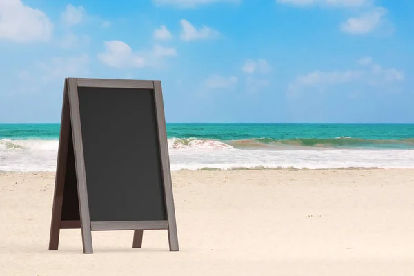 Blank Drewniane Menu Blackboard Outdoor Wyświetlacz Oceanie Lub Morzu Lato — Zdjęcie stockowe