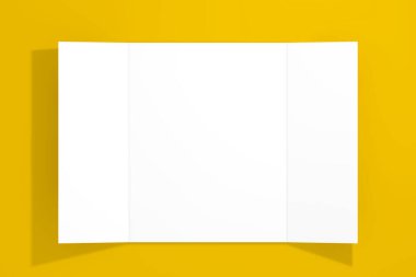 Beyaz Boş Ön Katlanmış Kağıt Tasarımınız İçin Boş Alan Sarı zemin üzerinde. 3d Hazırlama