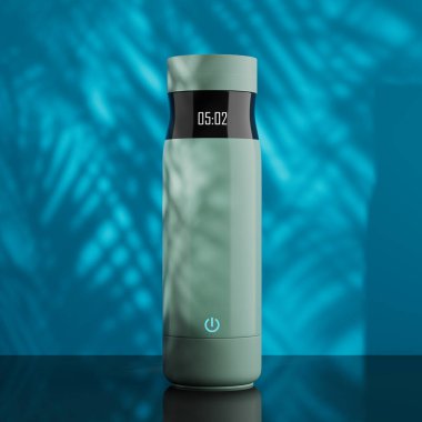 Üzerinde zamanlayıcı göstergesi ve mavi arka planda sensör düğmesi olan büyük, yeşil, akıllı termos şişesi. 3d Hazırlama