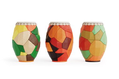 Beyaz arka planda geleneksel renkli ahşap davullar. 3d Hazırlama