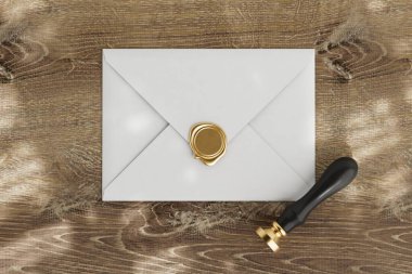 Tahta bir masanın üzerinde Zarf Zarfı ve Altın Balmumu Mührü olan Kara Tahta Retro Pullar. 3d Hazırlama