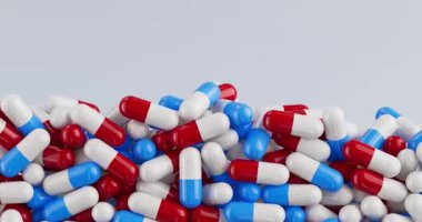 4k Çözünürlük Videosu: Kırmızı ve Beyaz Kapsüllü Mavi haplar Alfa Matte ile beyaz zemin üzerine düşüyor