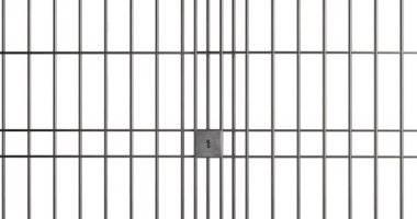 4k Çözünürlük Video: Güvenlik Konsepti. Merkezi Anahtar Delikli Siyah Hapishane Çubukları Alfa Matte ile Beyaz Arkaplanda Kapanır ve Açılır