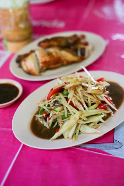 Makanan Thailand Som Tum Salad Pepaya Hijau Pedas Yang Dimakan — Stok Foto