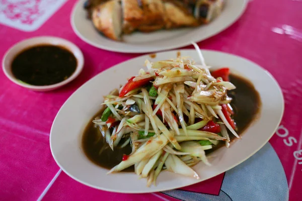 泰国菜 Som Tum 辣味绿色木瓜沙拉 配以烤鸡翅和糯米 — 图库照片