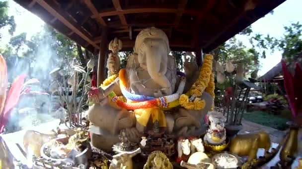 Ганеша Бог Індуїзму Фігурка Ганеші Білому Тлі Ладаном — стокове відео