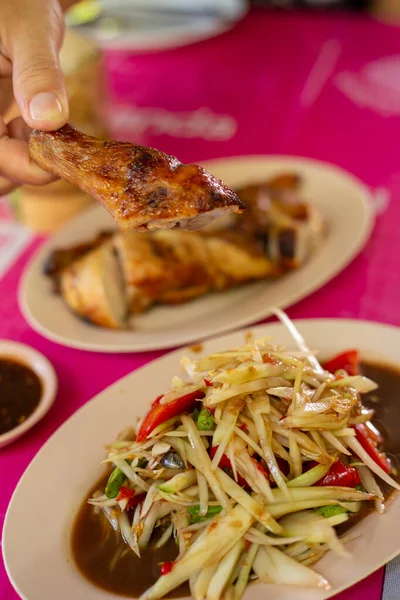 Pepaya Salad Dengan Ayam Panggang Thai Food Style Concept Tampilan — Stok Foto