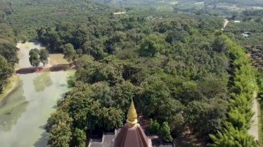 Wat Doi Mae Pang 'ın hava görüntüsü, Phrao bölgesindeki bir Budist tapınağı, Chiang Mai Eyaleti, Kuzey Tayland.
