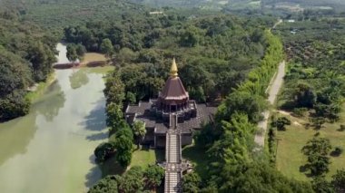 Wat Doi Mae Pang 'ın hava görüntüsü, Phrao bölgesindeki bir Budist tapınağı, Chiang Mai Eyaleti, Kuzey Tayland.