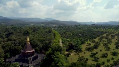 Wat Doi Mae Pang 'ın hava görüntüsü, Phrao bölgesindeki bir Budist tapınağı, Chiang Mai Eyaleti, Kuzey Tayland.