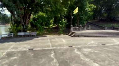 Wat Doi Mae Pang 'ın hava görüntüsü, Phrao bölgesindeki bir Budist tapınağı, Chiang Mai Eyaleti, Kuzey Tayland.