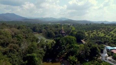Wat Doi Mae Pang 'ın hava görüntüsü, Phrao bölgesindeki bir Budist tapınağı, Chiang Mai Eyaleti, Kuzey Tayland.