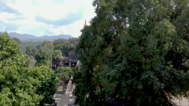 タイ北部チェンマイ県プラオ地区にある仏教寺院 ワット パンの空中撮影 — ストック動画