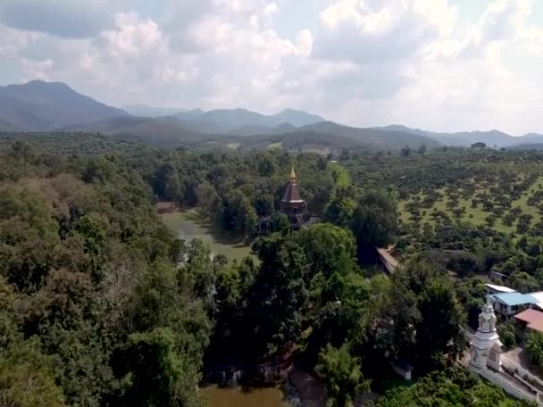Снимок Воздуха Буддийского Храма Ват Дои Мэе Панг Районе Пхрао — стоковое видео