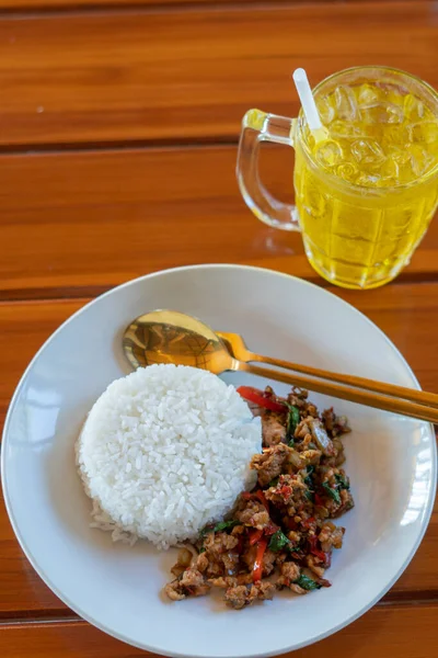 用罗勒炒猪肉 泰式快餐食品 泰国街头食物 泰国的国菜 泰语名字叫Pad Kra Prao Mou 泰国的名菜 — 图库照片