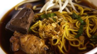 Kızarmış tavuk kanadı tavuk ayağı tavuk kanı acı kabak erişte. Yemek. Bitkisel kabaklı acı tavuk eriştesi..