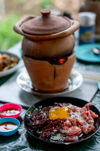 タイの鍋レシピ粘土鍋 ジュム タイの伝統的なスパイシーなしゃぶしゃぶ — ストック写真
