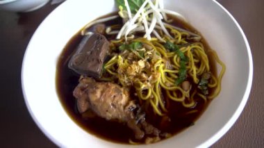 Kızarmış tavuk kanadı tavuk ayağı tavuk kanı acı kabak erişte. Yemek. Bitkisel kabaklı acı tavuk eriştesi..