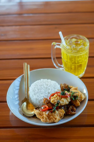 Huhn Mit Basilikumblatt Auf Reis Fried Chicken Thai Essen — Stockfoto