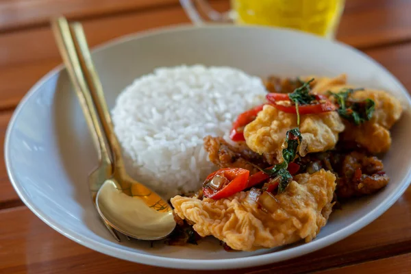 Ayam Dengan Daun Kemangi Pada Nasi Makanan Chicken Thai Goreng — Stok Foto