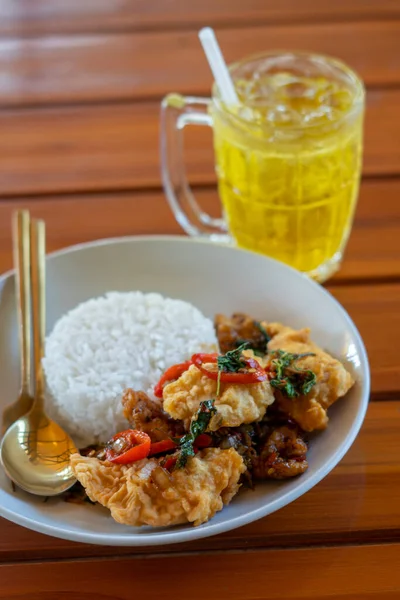 Huhn Mit Basilikumblatt Auf Reis Fried Chicken Thai Essen — Stockfoto