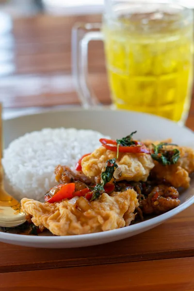 Ayam Dengan Daun Kemangi Pada Nasi Makanan Chicken Thai Goreng — Stok Foto