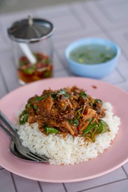 Tayland 'da pilavlı domuz eti. Kızarmış domuz eti ve fesleğenle birlikte. Tayland yemeği, baharatlı yemek..