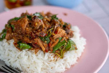 Tayland 'da pilavlı domuz eti. Kızarmış domuz eti ve fesleğenle birlikte. Tayland yemeği, baharatlı yemek..