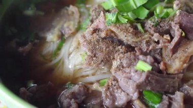 Asya şarküteri, çorbalı etli erişte..