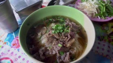 Asya şarküteri, çorbalı etli erişte..