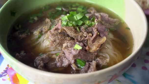 Asiatische Delikatessen Rindfleischnudeln Mit Suppe — Stockvideo