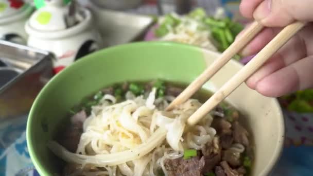 Asiatische Delikatessen Rindfleischnudeln Mit Suppe — Stockvideo