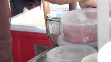 Asya şarküteri, çorbalı etli erişte..