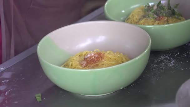 Azjatyckie Delikatesy Makaron Wołowy Zupą — Wideo stockowe