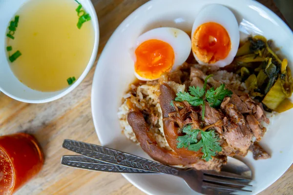 Beras Kaki Babi Dengan Telur Rebus Dalam Saus Dan Kale — Stok Foto