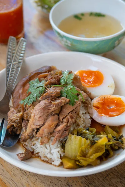 Beras Kaki Babi Dengan Telur Rebus Dalam Saus Dan Kale — Stok Foto