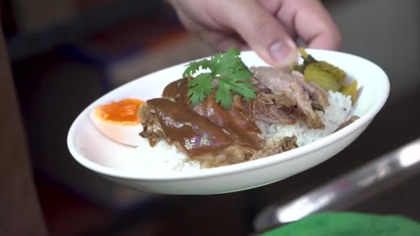 Beras Kaki Babi Dengan Telur Rebus Dalam Saus Dan Kale — Stok Video