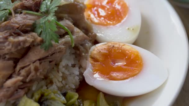 Schweinshaxe Reis Mit Gekochtem Soße Und Grünkohl Weißer Schale Auf — Stockvideo