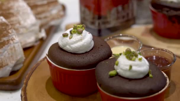 Uma Mousse Chocolate Escuro Com Mousse Chocolate Branco Sobremesa Copo — Vídeo de Stock