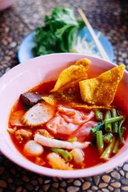 Erişteyi pembe et suyuna yakın tut (Yentafo) - Tayland 'da lezzetli ve sağlıklı sokak yemekleri