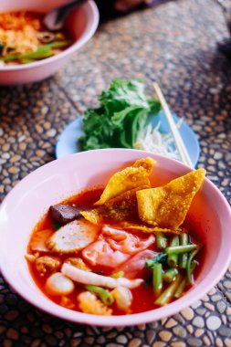 Erişteyi pembe et suyuna yakın tut (Yentafo) - Tayland 'da lezzetli ve sağlıklı sokak yemekleri