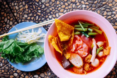 Erişteyi pembe et suyuna yakın tut (Yentafo) - Tayland 'da lezzetli ve sağlıklı sokak yemekleri