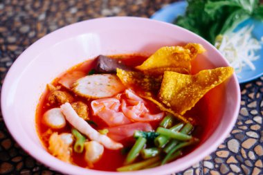 Erişteyi pembe et suyuna yakın tut (Yentafo) - Tayland 'da lezzetli ve sağlıklı sokak yemekleri