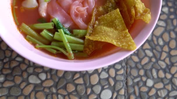 Κοντινό Πλάνο Του Noodle Ροζ Ζωμό Yentafo Νόστιμα Και Υγιεινά — Αρχείο Βίντεο