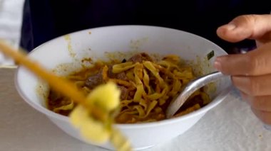 Khao Soi, Khao Soi Kai, Thai Noodles Khao Soi, ahşap zeminde baharatlı körili tavuk, Kuzey Tayland yemeği konsepti. (Lanna yemeği)