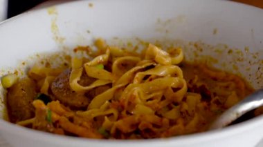 Khao Soi, Khao Soi Kai, Thai Noodles Khao Soi, ahşap zeminde baharatlı körili tavuk, Kuzey Tayland yemeği konsepti. (Lanna yemeği)