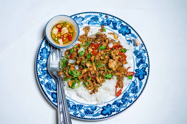 Aduk Goreng Kemangi Thai Dengan Daging Babi Cincang Dan Telur — Stok Foto