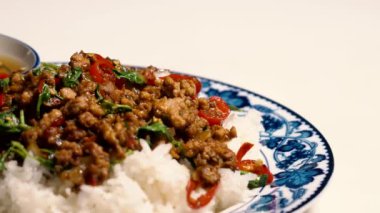 Fesleğenli kızarmış domuz eti, fast food, Tayland usulü yemek. Tayland sokak yemeği. Tayland 'ın ulusal yemekleri, Taylandlı adı Pad kra prao Mou. Tayland 'da meşhur yemekler.