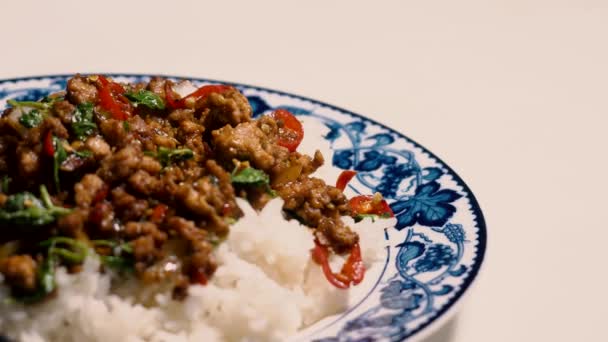 Keverjük Össze Sült Sertés Darált Bazsalikom Gyorsétterem Thai Style Ételeket — Stock videók