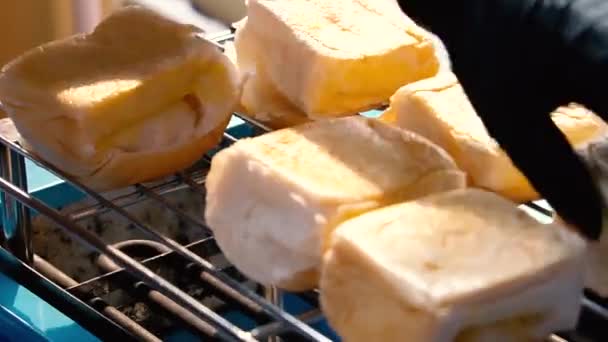 自制土司面包包 塞满了各种口味的奶油 — 图库视频影像
